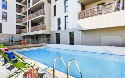 Capbreton 609: Edificio, Piscina, Agua, Ventana, Condominio, Sombra, Diseño Urbano, Ocio, Bienes Raíces, Silla