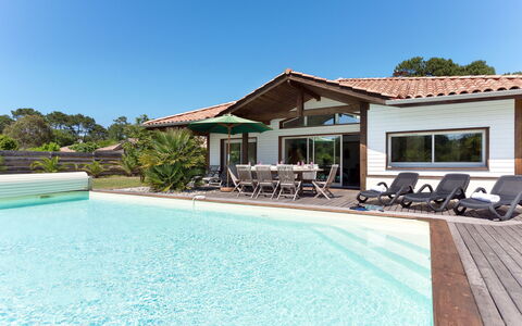 Moliets 626: Agua, Cielo, Edificio, Propiedad, Planta, Azur, Ventana, Silla, Sombra, Piscina