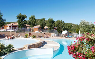 Vallon-Pont-D'Arc 620: Agua, Cielo, Planta, Propiedad, Edificio, Piscina, Flor, Azur, Árbol, Balneario