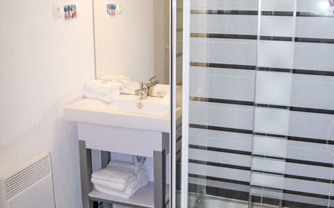 Le Grau du Roi 604: Piso, Suelo, Diseño De Interiores, Arreglo De Tubería, Habitación, Baño, Techo, Plomería, Lavabo, Puerta De La Ducha