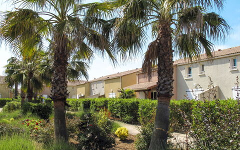 Valras Plage 606: Propiedad, Árbol, Vegetación, Palmera, Casa, Casa, Arecales, Bienes Raíces, Barrio Residencial, Attalea Speciosa