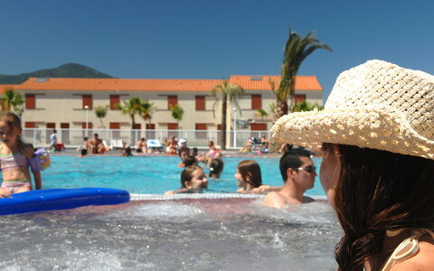 Argelès sur Mer 627: Agua, Cielo, Piscina, Cuerpo De Agua, Paraguas, Edificio, Ocio
