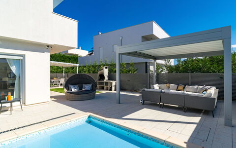 Villa Virtus: Propiedad, Edificio, Piscina, Casa, Bienes Raíces, Arquitectura, Casa, Diseño De Interiores, Inmuebles, Villa