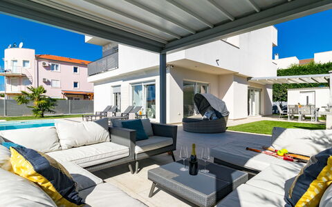Villa Virtus: Propiedad, Edificio, Diseño De Interiores, Habitación, Sala, Mueble, Bienes Raíces, Casa, Casa, Departamento
