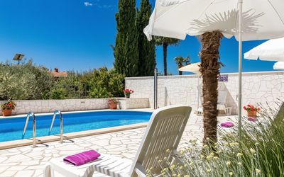 Poreč 607: Propiedad, Edificio, Vacaciones, Casa, Azur, Mueble, Bienes Raíces, Sunlounger, Piscina, Mueble Para Exteriores