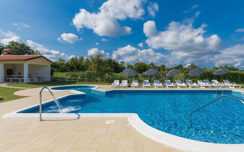 Rovinj 605: Agua, Nube, Cielo, Planta, Edificio, Propiedad, Piscina, Azur, Azul, Mueble Para Exteriores