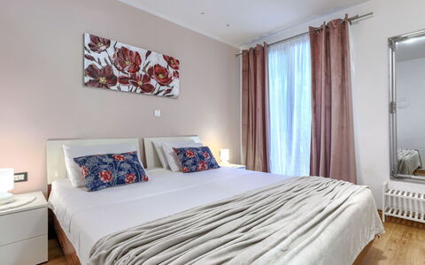 Viliam: Mueble, Diseño De Interiores, Cama, Madera, Suelo, Habitación, Habitación, Piso, Textil, Sábana