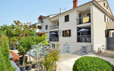 Rovinj 689: Cielo, Planta, Edificio, Propiedad, Ventana, Casa, Diseño Urbano, El Terreno Del Lote, Barrio Residencial