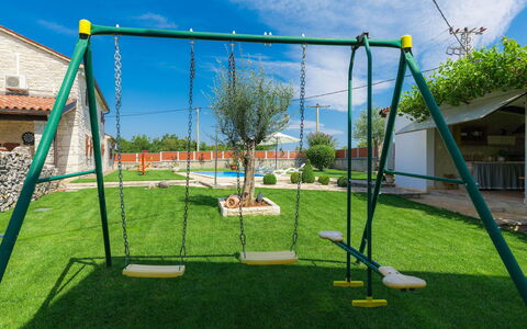Bozac: Columpio, Patio De Recreo, Equipo De Juego Exterior, Hierba, Espacio Publico, Asentamientos Humanos, Red, Recreación, Ocio, Árbol