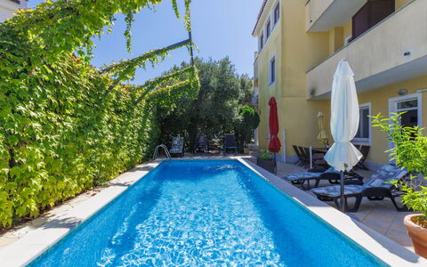 Gabi: Planta, Agua, Propiedad, Cielo, Verde, Azur, Maceta, Edificio, Piscina, Ocio