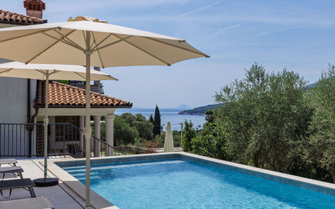 Ester: Piscina, Mueble Para Exteriores, Paraguas, Mueble, Recurso, Silla, Sunlounger, Sombra, Material Compuesto, Eco Hotel