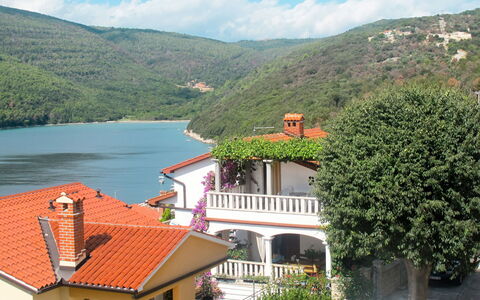 Labin 755: Agua, Cielo, Nube, Propiedad, Montaña, Planta, Coche, Edificio, Ventana, Vehículo