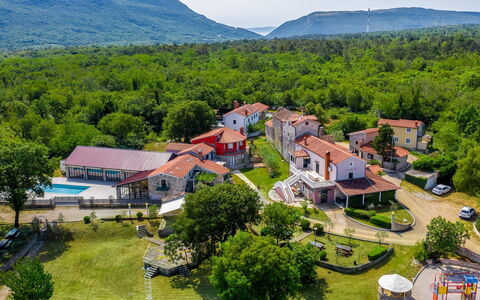 Labin 757: Planta, Cielo, Montaña, Naturaleza, Paisaje Natural, Árbol, Casa, Edificio, El Terreno Del Lote, Cabaña