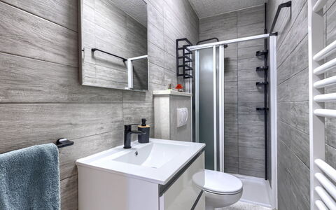 Lola: Arreglo De Tubería, Lavabo, Piso, Suelo, Grifo, Plomería, Baño, Mueble De Baño, Baño