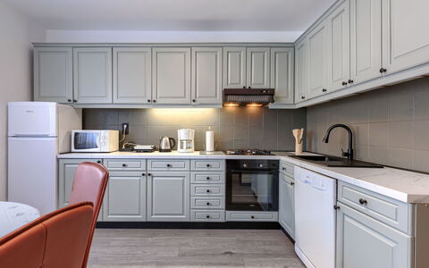 Lola: Cocina, Gabinetes, Aparato De Cocina, Mostrador, Diseño De Interiores, Mueble, Electrodoméstico, Piso, Encendiendo, Alacena