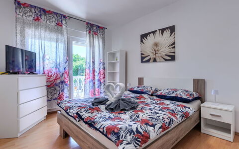 Lola: Mueble, Cama, Diseño De Interiores, Habitación, Lecho, Sábana, Suelo, Piso, Madera, Habitación