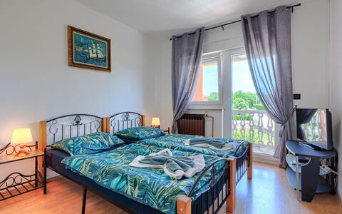 Lola: Mueble, Departamento, Madera Dura, Lecho, Manchas De Madera, Cama, Linos, Habitación, Hotel, Balcón