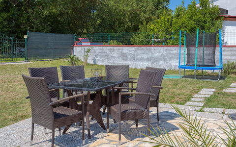 Lola: Mueble, Propiedad, Yarda, Patio, Mesa, Paisajismo, Casa, Patio Interior, Habitación, Bienes Raíces