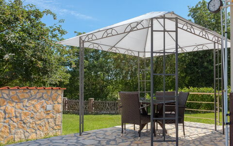 Lola: Planta, Cielo, Sombra, Árbol, Tienda, Edificio, Superficie De La Carretera, Silla, Hierba, Mueble Para Exteriores