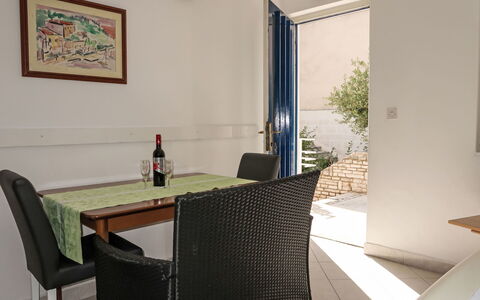 Rabac 627: Mueble, Silla, Piso, Diseño De Interiores, Suelo, Mesa, Cocina Y Comedor Mesa, Techo, Habitación, Comedor