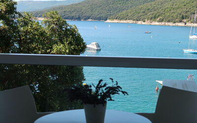 Rabac 633: Agua, Mueble, Propiedad, Mesa, Barco, Planta, Cielo, Ligero, Azur, Verde