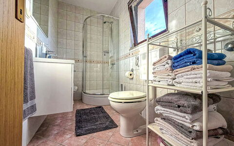 Krk Krk 662: Piso, Suelo, Diseño De Interiores, Arreglo De Tubería, Habitación, Mueble, Baño, Plomería, Baño, Loseta