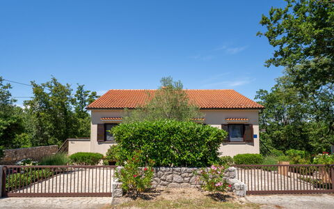Krk Krk 664: Árbol, Edificio, Casa, Barrio Residencial, Casa, Arbusto, Fachada, Arquitectura, Techo