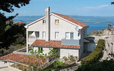Krk Vrbnik 605: Propiedad, Casa, Edificio, Bienes Raíces, Casa, Barrio Residencial, Cielo, Arquitectura, Villa, Fachada