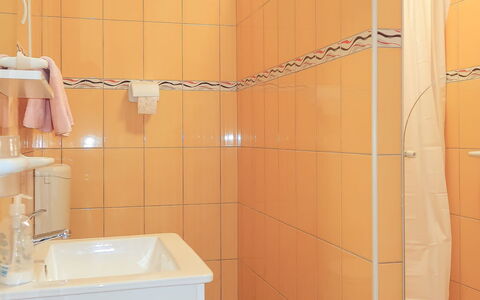 Crikvenica 602: Propiedad, Edificio, Baño, Arreglo De Tubería, Diseño De Interiores, Alcachofa De La Ducha, Suelo, Piso, Ducha