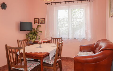 Manestar: Habitación, Mueble, Propiedad, Comedor, Diseño De Interiores, Mesa, Edificio, Suelo, Cocina Y Comedor Mesa, Pared