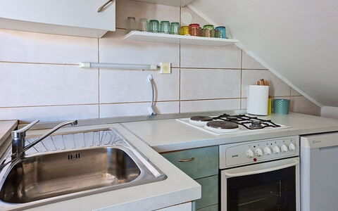 Valentina: Cocina, Aparato De Cocina, Fregadero, Mostrador, Electrodoméstico, Arreglo De Tubería, Estufa De Cocina, Gabinetes, Piso, Electrodoméstico