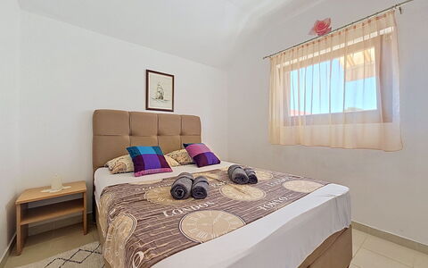 Antonio: Mueble, Cama, Diseño De Interiores, Suelo, Piso, Habitación, Madera, Habitación, Sábana, Lecho