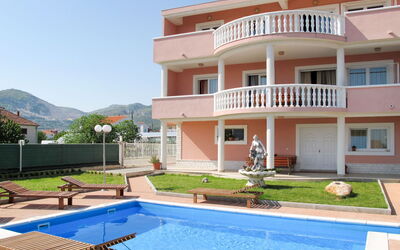 Trogir 631: Propiedad, Edificio, Casa, Bienes Raíces, Casa, Villa, Barrio Residencial, Departamento, Piscina, Recurso