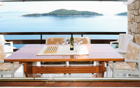 Korčula Korčula 606: Agua, Mesa, Propiedad, Mueble, Cielo, Mesa Al Aire Libre, Azur, Vajilla, Edificio, Mueble Para Exteriores