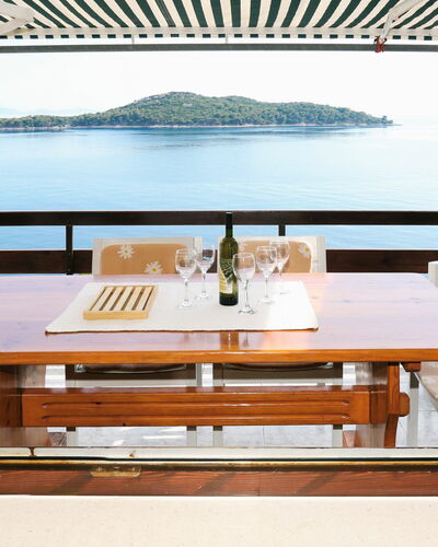 Korčula Korčula 606: Agua, Mesa, Propiedad, Mueble, Cielo, Mesa Al Aire Libre, Azur, Vajilla, Edificio, Mueble Para Exteriores