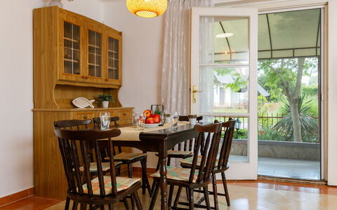 Rakoczi: Mueble, Diseño De Interiores, Piso, Mesa, Madera, Silla, Suelo, Comedor, Cocina Y Comedor Mesa, Habitación