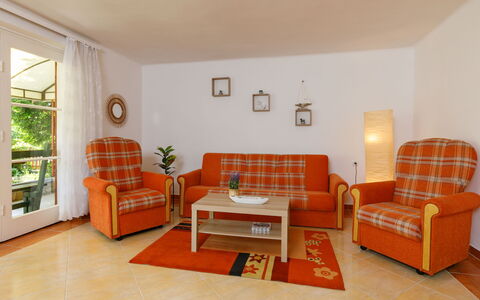 Rakoczi: Mueble, Diseño De Interiores, Piso, Sofá, Suelo, Madera, Sala, Mesa, Habitación, Naranja