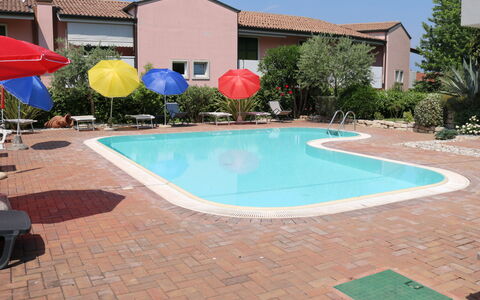 Lazise 741: Agua, Planta, Propiedad, Edificio, Piscina, Cielo, Azur, Árbol, Sombra, Arquitectura