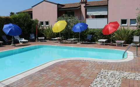 Lazise 741: Agua, Propiedad, Edificio, Planta, Cielo, Piscina, Ventana, Azul, Sombra, Árbol