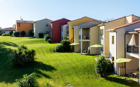 Peschiera del Garda 652: Barrio Residencial, Casa, Asentamientos Humanos, Césped, Jardín, Inmuebles, Yarda, Suburbio, Paisajismo, Sombra