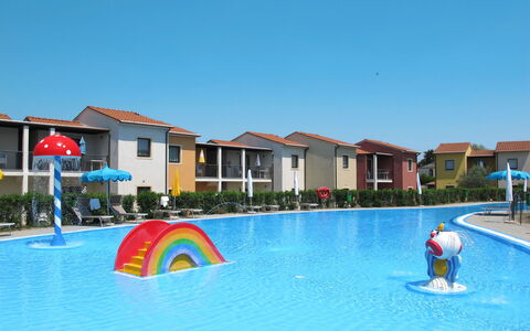 Peschiera del Garda 652: Agua, Cielo, Propiedad, Piscina, Azur, Edificio, Sombra, Planta, Cuerpo De Agua, Ocio