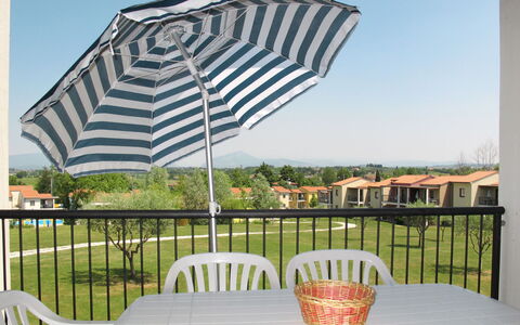 Peschiera del Garda 652: Mesa, Cielo, Planta, Propiedad, Mueble, Ligero, Mesa Al Aire Libre, Mueble Para Exteriores, Sombra, Paraguas