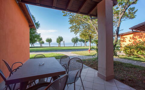 Sirmione 618: Planta, Cielo, Mesa, Propiedad, Edificio, Mueble, Árbol, Sombra, Madera, Silla