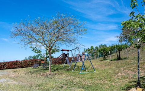 Agriturismo i Tre Tigli: Cielo, Planta, Nube, Planta De La Comunidad, Paisaje Natural, Rama, Madera, El Terreno Del Lote, Hierba, Biome