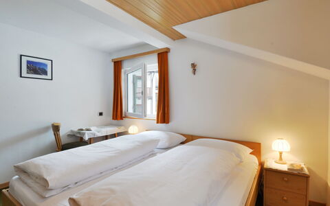 Demetz: Habitación, Cama, Habitación, Mueble, Sábana, Propiedad, Marco De La Cama, Techo, Lecho, Pared