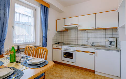 Andriano 602: Gabinetes, Mostrador, Mueble, Propiedad, Lavabo, Fregadero, Ventana, Estufa De Cocina, Cocina, Madera