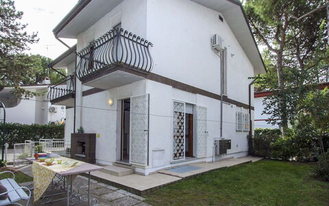 Villa Emilia: Casa, Propiedad, Edificio, Casa, Bienes Raíces, Cabaña, Arquitectura, Habitación, Fachada, Villa