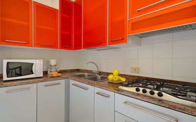 Parco Hemingway 701.23: Cocina, Aparato De Cocina, Mostrador, Electrodoméstico, Gabinetes, Fregadero, Madera, Piso, Diseño De Interiores, Naranja
