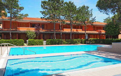 Bibione 657: Agua, Planta, Cielo, Propiedad, Piscina, Árbol, Ventana, Edificio, Azur, Sombra