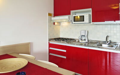 Villaggio Planetarium 661.1: Mostrador, Habitación, Propiedad, Mueble, Rojo, Cocina, Diseño De Interiores, Gabinetes, Loseta, Lavabo